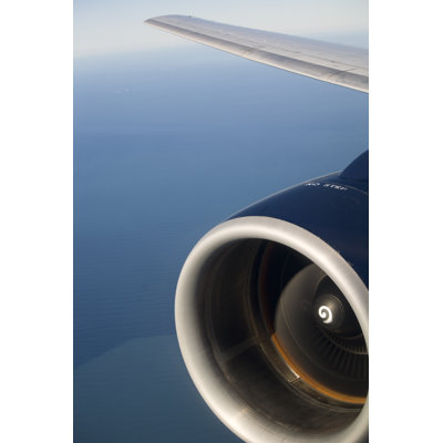 Moteur d'avion, aile volant au-dessus de l'eau par Carterdayne