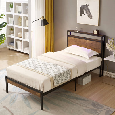 Structure de lit plateforme simple en métal avec tête de lit et pied de lit en bois avec doublure USB, aucun sommier requis, rangement sous le lit, assemblage facile