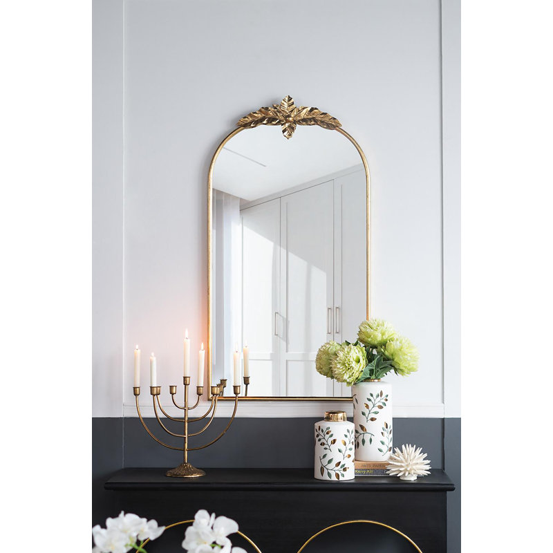 Pot en céramique blanche avec motifs floraux verts et détails dorés D5,5 x 12,5 po, H 12,4 po x l 5,7 po x P 5,7 po