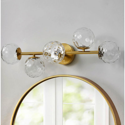 Éclairage pour meuble-lavabo 5 lumières Mid-Century avec globes en verre martelé et or brossé