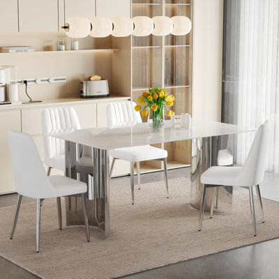 Ensemble de table et de chaises. Table de salle à manger moderne et minimaliste. Bureau imitation verre imitation marbre, pieds en acier inoxydable. Combiné avec 4 chaises blanches avec coussins en polyuréthane et pieds en métal argenté.