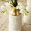 Vase de plancher moderne en métal blanc et rayures dorées