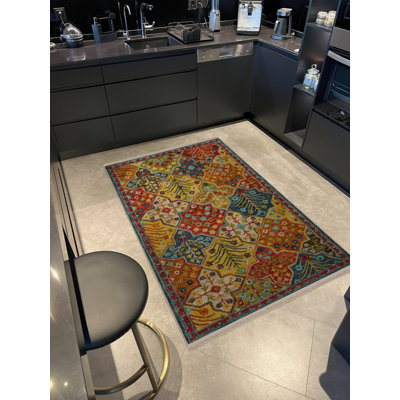 Tapis décoratif multicolore à motif floral traditionnel