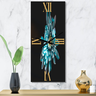 Vue de dessus d'une fleur bleue et blanche - Horloge murale traditionnelle