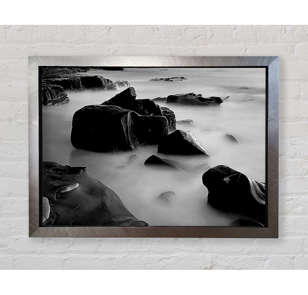 Misty Calm Ocean Rocks Black N White - Einzelne Bilderrahmen Kunstdrucke