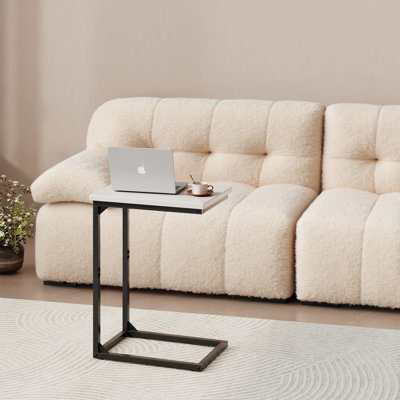 Table d'appoint en forme de C, plateau en bois blanc veiné, piètement en métal en forme de C, à glisser sous le canapé, idéale pour le salon ou la chambre.
