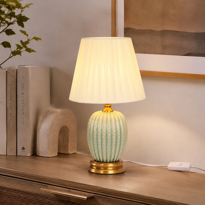 Lampe de chevet en céramique verte 16,3 po avec abat-jour en tissu beige, base dorée et interrupteur en ligne