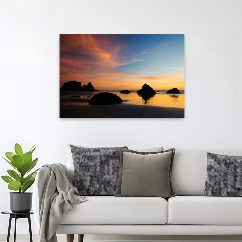 Coucher de soleil sur le ciel, silhouette de piles de mer sur la plage de Bandon, parc d'État de Bandon Beach, Oregon, États-Unis Tranquille, art côtier abstrait