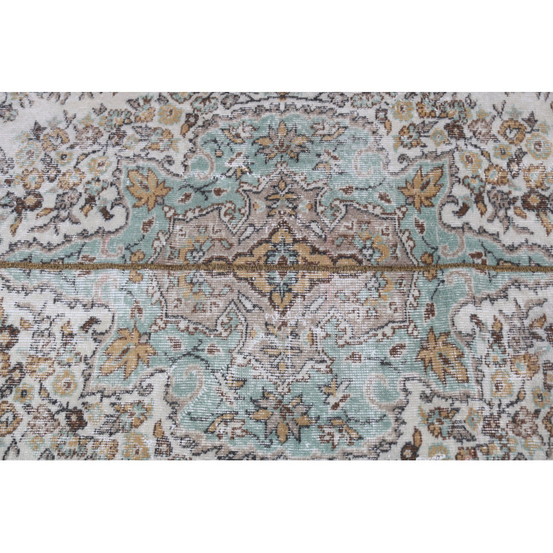 Enrichissez votre intérieur avec notre tapis turc rétro à motif floral doux