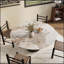Table de salle à manger chic de luxe noire ronde avec piédestal en bois massif en forme de vase, pouvant accueillir confortablement et élégamment quatre personnes.-729038853-729038854