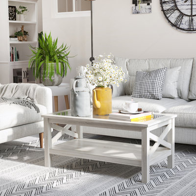 Table basse de style campagnard avec structure en bois, plateau en verre trempé et tablette de rangement en dessous