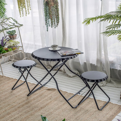 Table d'appoint et deux sièges