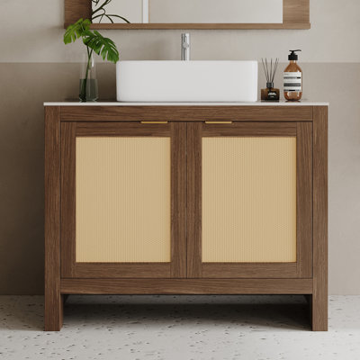 Meuble-lavabo autoportant avec comptoir en pierre frittée et lavabo, portes d'armoire à fermeture amortie, panneau en imitation rotin