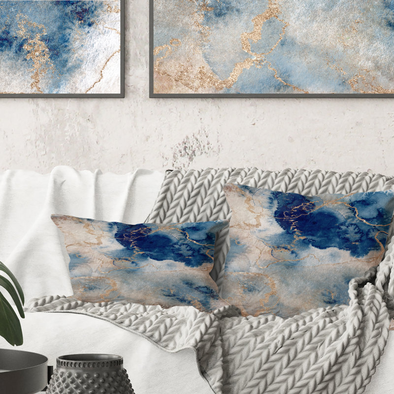 Coussin bleu et doré Marble Clouds III - Modern Printed, 18 po x 18 po