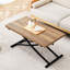 Table relevable moderne en bois texturé de 2 cm d'épaisseur, pattes en métal noir, aspect naturel, idéale pour le café, les repas et le travail. Montage facile et polyvalent, hauteur réglable.