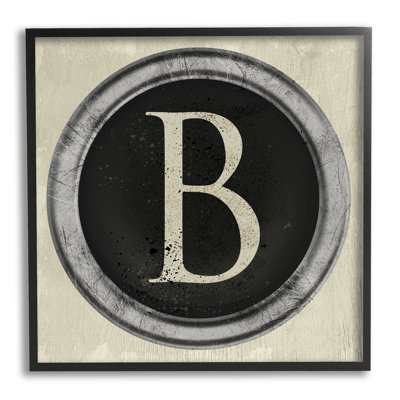 Lettre B initiale, machine à écrire rétro, forme clé, encadré noir, art texturé par Daphne Polselli
