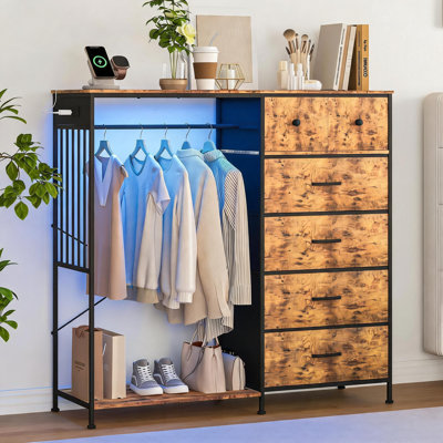 Commode à 6 tiroirs avec garde-robe et éclairage DEL – Coffre de rangement haut, station de recharge, plateau en bois réversible, structure robuste pour chambre à coucher ou chambre d'enfant, brun, États-Unis