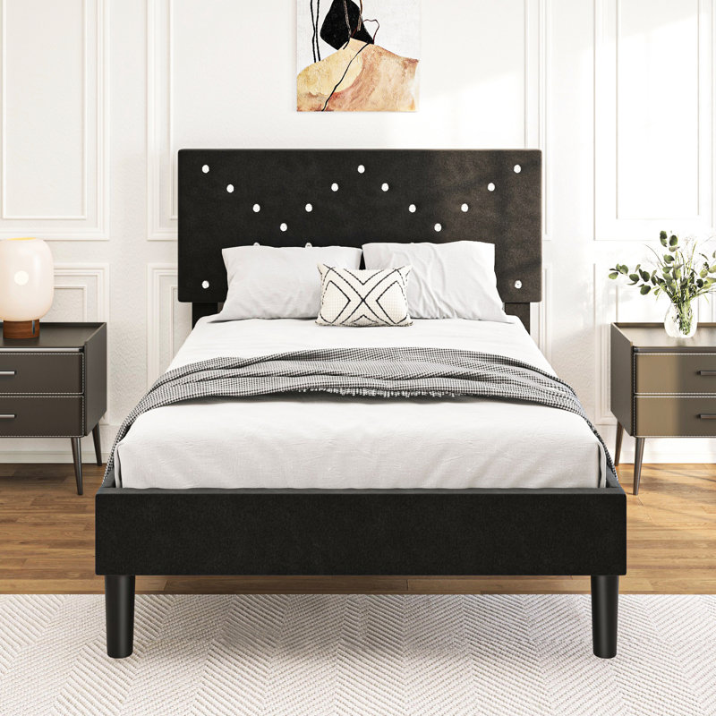 Lit plateforme noir tapissier simple, fabrication en métal et en bois, pieds de support avec embouts en plastique, barres silencieuses à conception silencieuse, capacité de 800 livres, lattes solides pour matelas en mousse à mémoire de forme ou à ressorts, facile