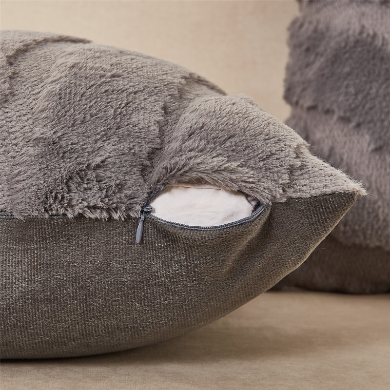 Jeté en fausse fourrure Carvey, Gris, 18 po x 18 po, Housse de coussin seulement - sans insert