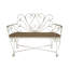 Banc en fer blanc vieilli 49 po x 19 po x 36 po avec siège en bois brun et motif de volutes en forme de cœur