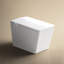 Toilette carrée à réservoir intégré pour salle de bain - télécommande, mécanisme de chasse automatique, siège chauffant, panneau à DEL, options personnalisées par l'utilisateur, salle de bain moderne blanche avec télécommande attachée,-122462590