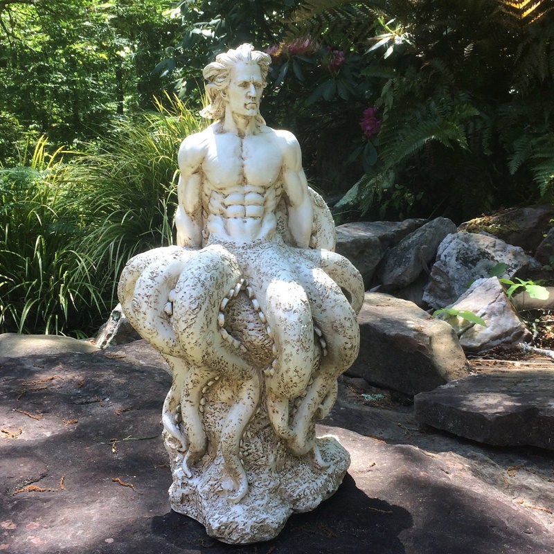 Statue de vie sur une plage reposant sur un rocher côtier