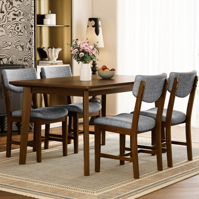 Ensemble de salle à manger rustique 5 places avec 1 table en bois massif et 4 chaises rembourrées, style pour une ambiance chaleureuse à la maison, couleur noyer, composé de formes rectangulaires, idéal pour les petits dîners.