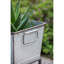 Deux jardinières en métal rustiques avec supports, idéales pour le jardinage en pot dans différents environnements, fabrication en fer vieilli, accès pratique en hauteur aux fleurs, aux pousses ou aux plantes artificielles, gris argenté