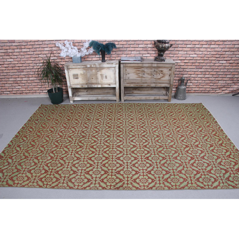 Grand kilim turc vert avec broderie neutre idéal pour orner les planchers de votre salon dans un style rétro