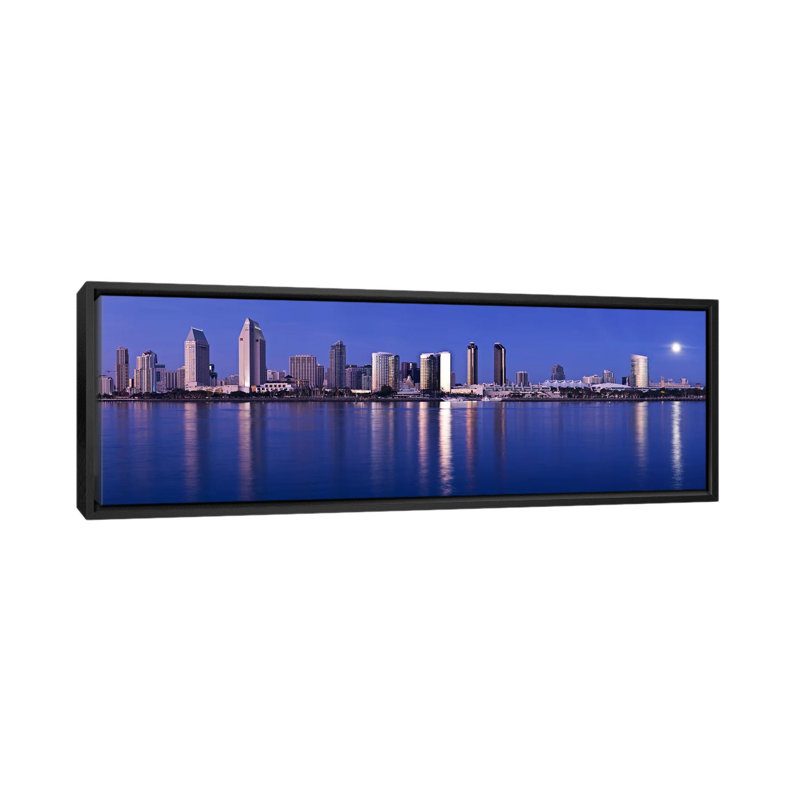 «Moonrise over a City, San Diego, California 2010», reproduction sur toile tendue, H 20 po x l 60 po x P 1,5 po