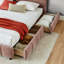 Lit très grand moderne avec revêtement en chenille rose, structure solide et tête de lit avec tiroirs de rangement