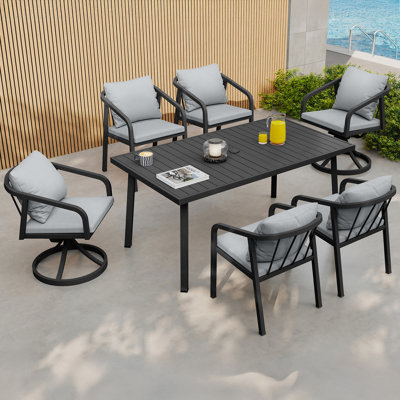 Ensemble de salle à manger d'extérieur 7 pièces en aluminium, comprenant 6 chaises rembourrées (dont 2 pivotantes et 4 fixes), une table rectangulaire à lattes avec trou pour parasol, idéal pour terrasses, patios et jardins, noir.