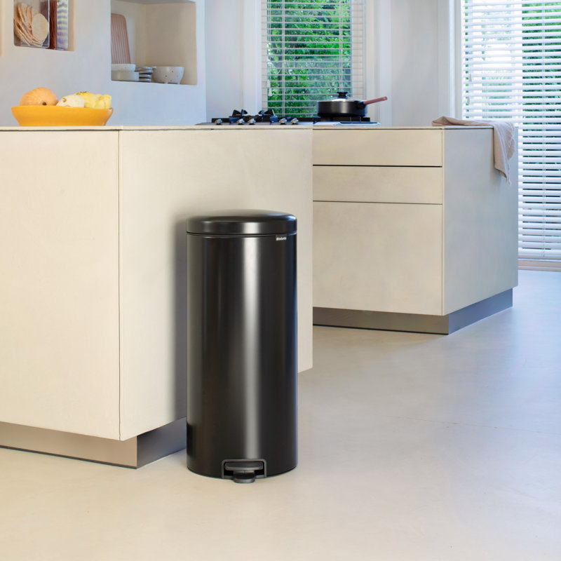 Poubelle à pédale NewIcon 8 gallons (30 litres), Noir mat
