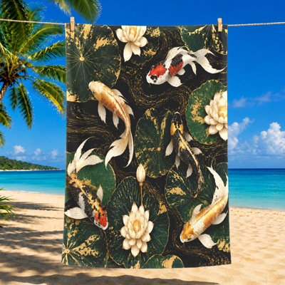 Serviette de plage 1Pcs Koi Fish Lotus, avec des motifs japonais nageant parmi des feuilles et des fleurs d'un vert luxuriant. Luxueuse microfibre luxueuse, parfaite pour la piscine, les voyages, les aventures en plein air, unisexe.