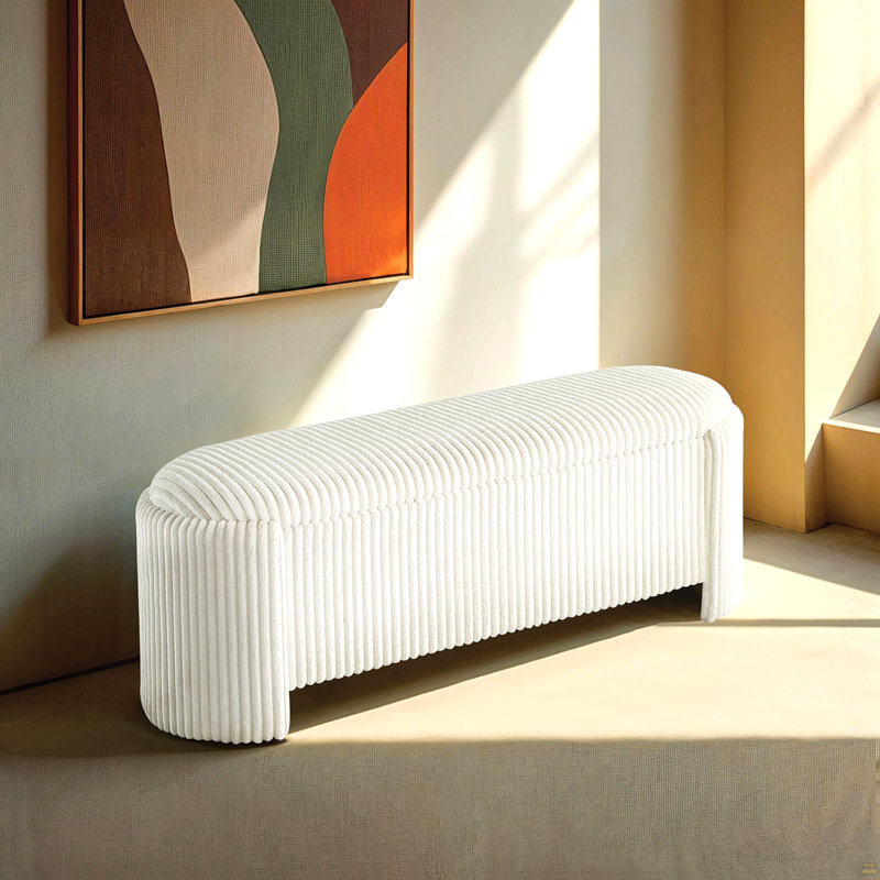 Banc de style contemporain avec compartiment de rangement intégré et salon blanc