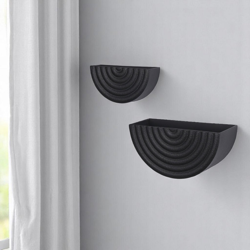 Ensemble de deux pots à fleurs muraux géométriques en métal noir