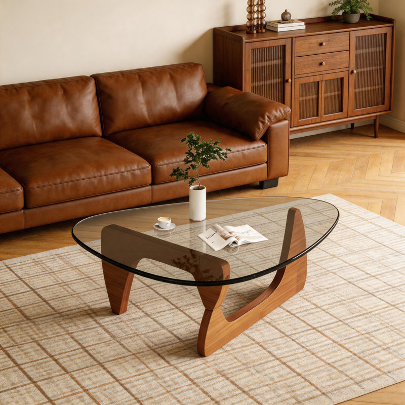Table basse en verre de style Noguchi, plateau triangulaire avec base en bois