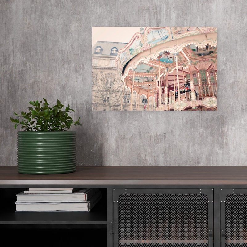 Affiche murale représentant l'architecture onirique d'un carrousel parisien, H 12 po x l 18 po