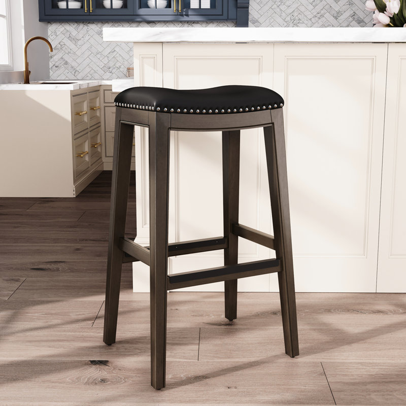 Tabouret de bar de 30 po gris vieilli, siège en cuir noir, structure en bois franc massif, rehausse l'ambiance de style gris selle, siège - confortable et élégant