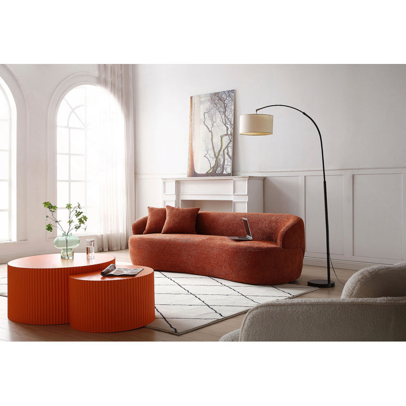 Charmant canapé incurvé moderne Mid-Century pour des espaces polyvalents, améliorant le confort et le style