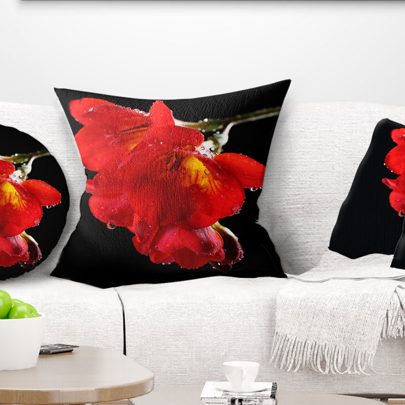 Fleur de freesia sur fond noir - coussin à imprimé floral, 16 po x 1 po, Coussin décoratif