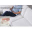 Grand canapé d'angle en tissu réversible avec deux repose-pieds, console de rangement avec porte-gobelets et ports de chargement-994107123