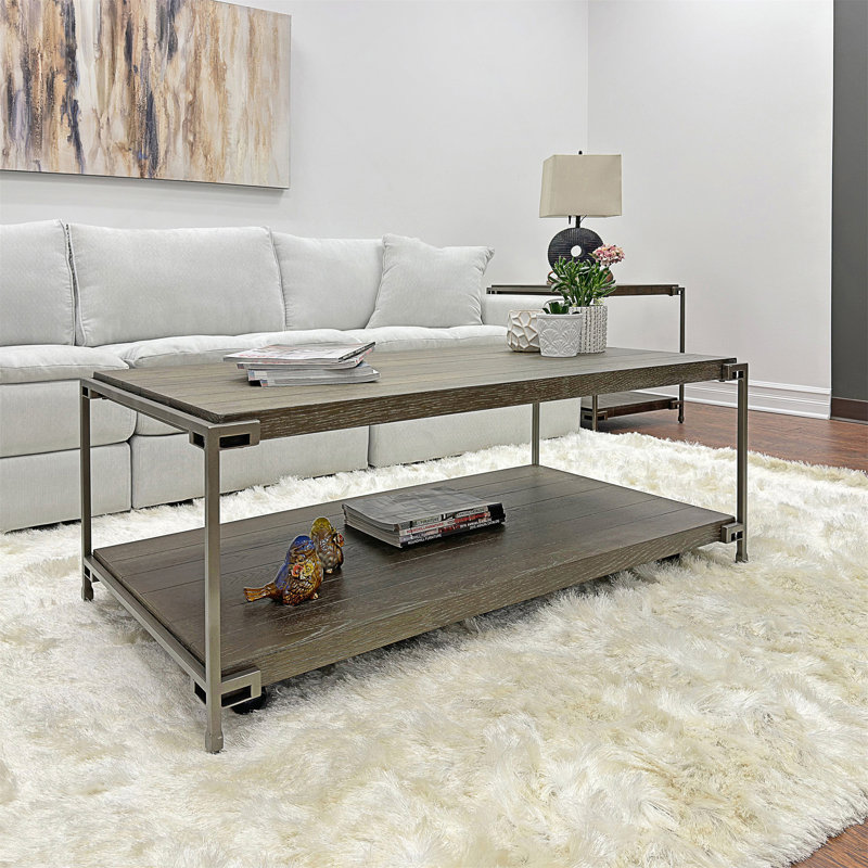 Élégante table basse à structure en métal avec roulettes, parfaite pour les espaces de vie modernes et polyvalents.