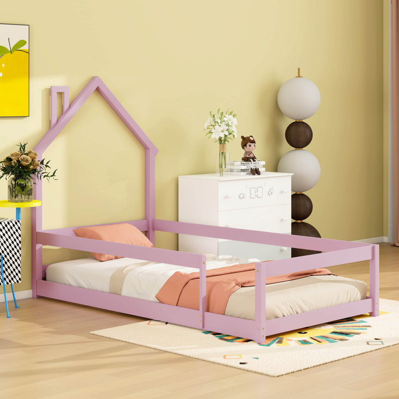 Lit simple en bois avec tête de lit en forme de maison et clôtures, Rose