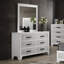 Commode blanche avec incrustation de faux marbre, poignées noires et glissières centrales en métal