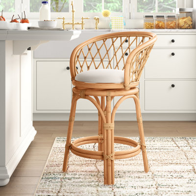 Tabouret de comptoir pivotant en bois massif H 35 po Aamani avec dossier en treillis et pieds pour la cuisine ou le bar à la maison