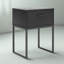 Table de chevet moderne avec tiroir simple et pieds en métal, table de chevet chic avec finition noir mat et décorations en étain, fabrication en bois d'ingénierie