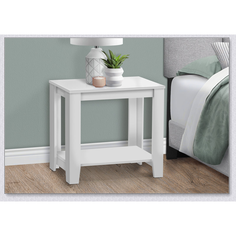 Table d'appoint polyvalente en stratifié blanc pour le salon, la chambre à coucher ou le bureau, avec une conception à deux niveaux et une fabrication robuste.