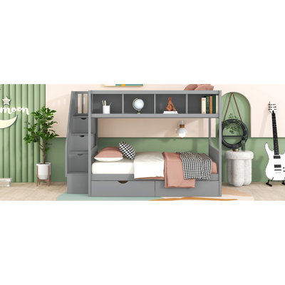 Lit superposé simple au-dessus d'un lit double gris avec tablette, rangement pour escalier et 2 tiroirs. Créez un espace de détente dans la chambre à coucher avec des tablettes, des tiroirs et un espace organisé pour la famille