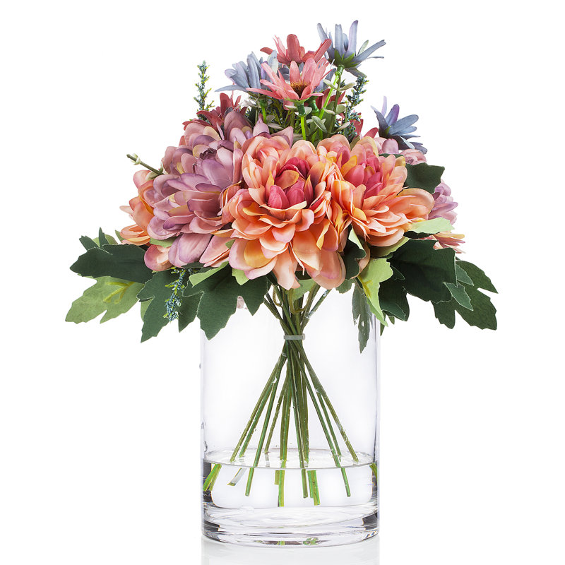 Composition florale de marguerites artificielles mixtes et centres de table dans un vase avec de l'eau artificielle